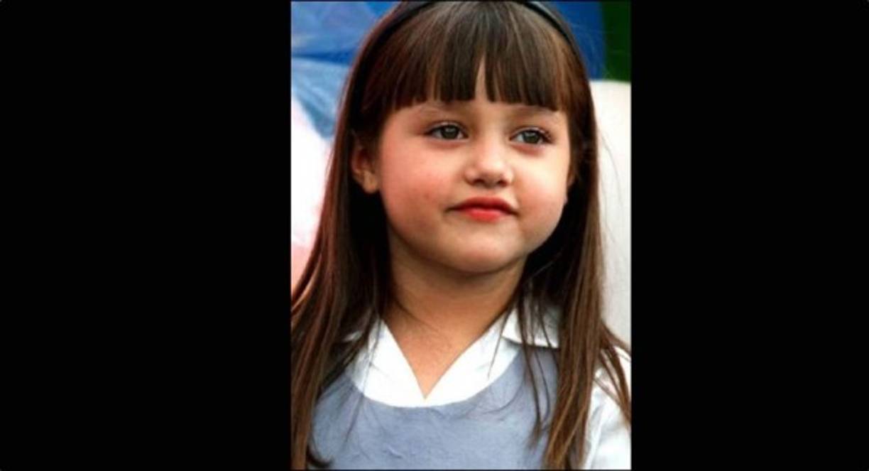 A la edad de tres años ingresó al Centro de Educación Artística de Televisa, en donde recibió clases de actuación y de baile durante 3 años, lo que hizo que a la edad de tan solo cuatro años participara en 25 capítulos de la telenovela María Isabel, producida por Carla Estrada, participando después en programas como Plaza Sésamo y ¿Qué nos pasa?.