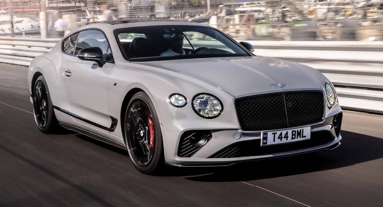 Neymar Junior ha pedido también un Bentley Continental GT, un coche que también es habitual en los círculos futbolísticos y que destaca por su estética más elegante. Tiene versiones desde los 268.175 hasta los 435.866 euros. 