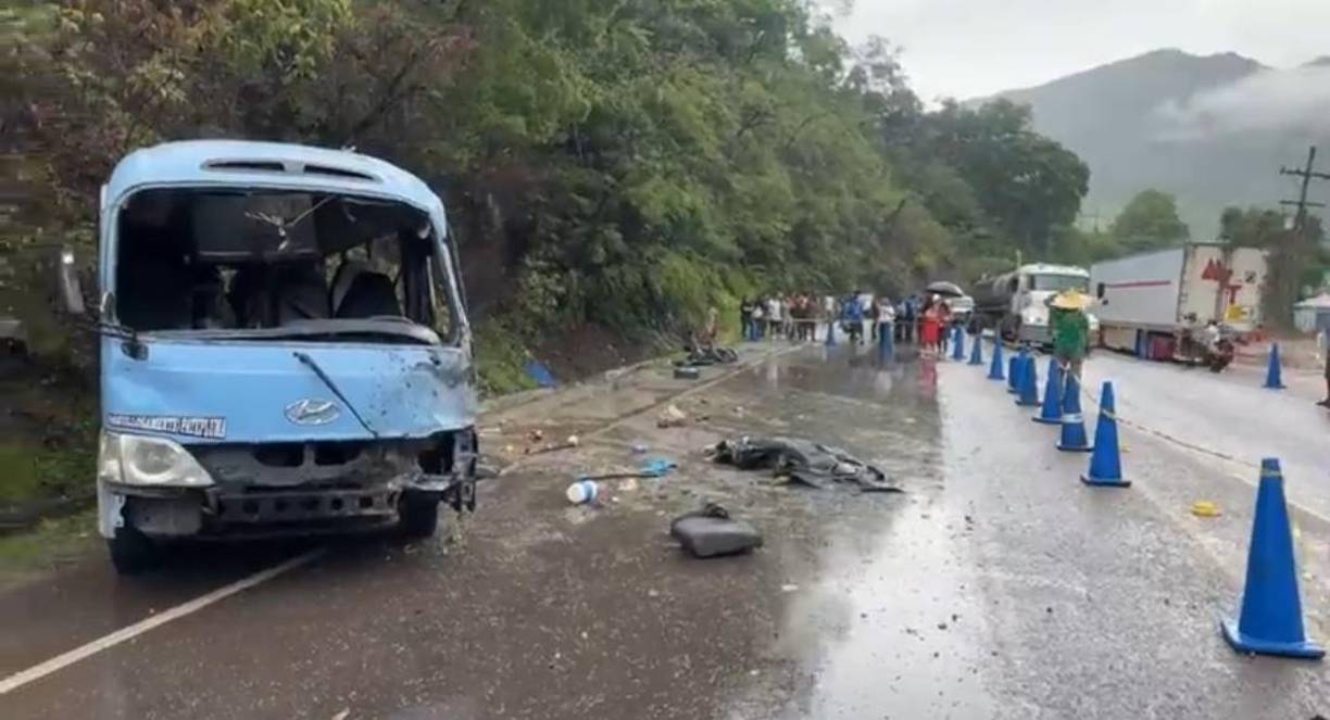 ”El bus pegó con el paredón”, informó Hernández. En el lugar estaba lloviendo al momento del accidente.