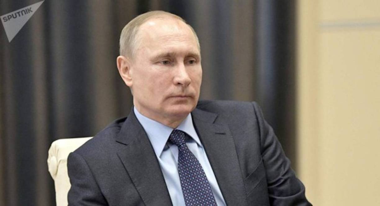 2. Vladimir Putin afianza a Rusia como potencia y líder del mundo<br/><br/>Cuidadoso de sus gestos y su cuerpo, el líder ruso Vladimir Putin se posiciona como el hombre más influyente, quien no solo goza de alta aceptación entre su pueblo, sino que aprovecha los desaciertos de Estados Unidos de la mano de Trump, para afianzar a Rusia como potencia líder en el mundo.<br/>El mandatario ruso anunció que buscará la reelección, y su índice de aprobación está a una distancia abismal del resto de los aspirantes. <br/>El 83% de los rusos está dispuesto votar por él en los comicios presidenciales que se celebrarán el 18 de marzo de 2018, según un sondeo publicado por el periódico Komsomólskaya Pravda. <br/>El jefe del Kremlin anunció que se postularía a la reelección como candidato independiente. <br/>No tiene ningún rival que amenace, aunque sea mínimamente, su condición de líder en la carrera presidencial.<br/>El segundo aspirante a la Presidencia de Rusia en la encuesta de intención de voto, realizada por el Centro de Estudios de la Opinión Pública (VTSIOM) es el líder del ultranacionalista Partido Liberal Democrático, Vladimir Yirinovski, con el 4.1%. <br/>En caso de victoria, Putin ocupará el cargo de jefe de Estado por otros seis años, de 2018 a 2024. <br/>Al finalizar el año, el presidente ruso realizó un viaje oficial a Egipto y Turquía, acompañado de su visita sorpresa a la base aérea de Hmeymim, en Siria. <br/>Algunos medios lo definieron, con cierta ironía, como “la gira de la victoria” de Vladimir Putin en Oriente Medio.<br/>