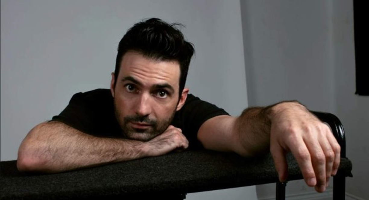 “Luis Miguel tuvo mucho orden, pero no tuvo afecto y el otro, que tuvo afecto, pero no tuvo orden. Entonces, estan ahi para complementarse”, dice el actor en voz de su personaje.