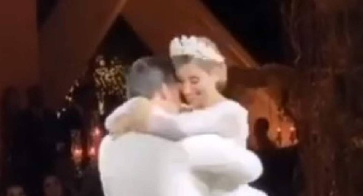 Esta boda se dio a conocer a través de redes sociales, primero por un video que se compartió por Instagram a la cuenta @Chicapicosa2, luego circularon fotografías en Facebook, donde se pudo apreciar de qué forma llegaron los novios a la Catedral.