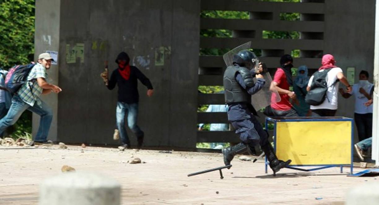 A la toma se sumó un grupo de aproximadamente cien estudiantes universitarios y miembros de la Oposición Indignada.