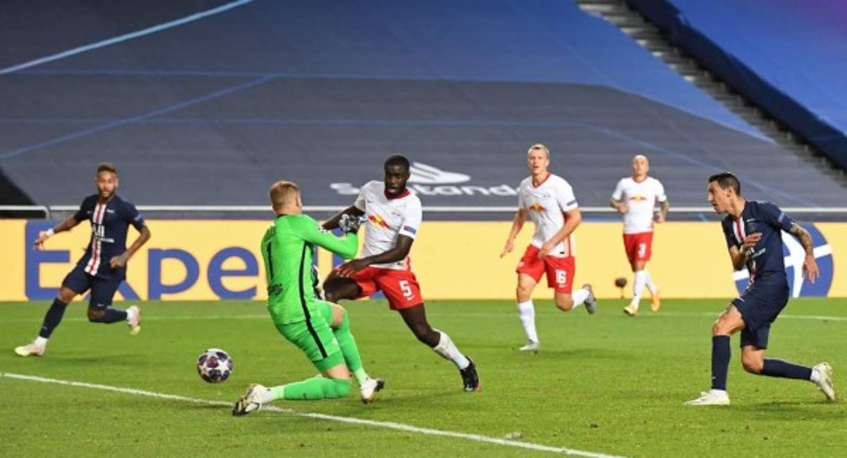 Di María colocó el 2-0 del PSG con este disparo de zurda tras asistencia de Neymar.