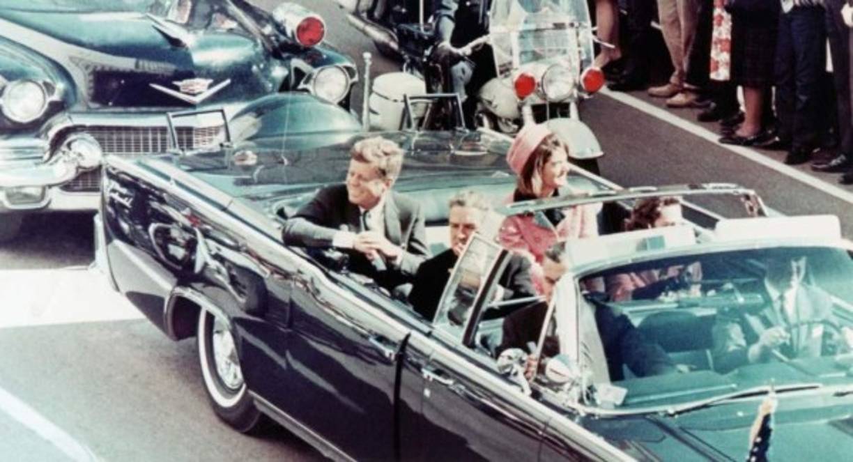 EL ASESINATO DE JOHN F. KENNEDY.<br/>El 22 de noviembre de 1963 es una fecha que cambió el rumbo de la historia de los Estados Unidos... y del mundo. Son numerosas las teorías que se han presentado para explicar el magnicidio, sin que haya hasta ahora un consenso sobre quiénes fueron el autor o autores materiales, quién lo ordenó y quién sabía lo que iba a pasar. Tal vez los documentos que están previstos a hacerse públicos en octubre proximo resuelvan siquiera una pequeña parte de este misterio.