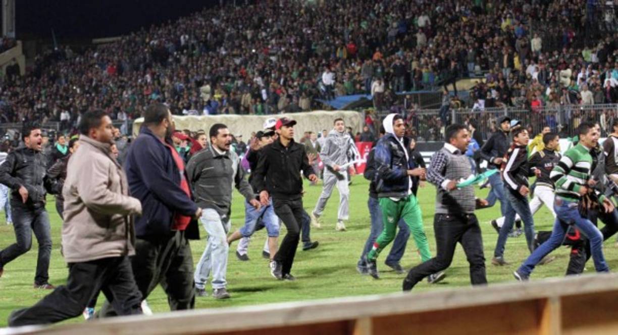 El origen de los altercados tiene un fuerte componente político, Al Ahly se proclamaba como firme defensor de la Primavera Árabe mientras que Al Masry ha mostrado su apoyo incondicional al régimen de Mubarak en Egipto. Esta tesis ha sido apuntada como uno de los principales motivos del trágico incidente.