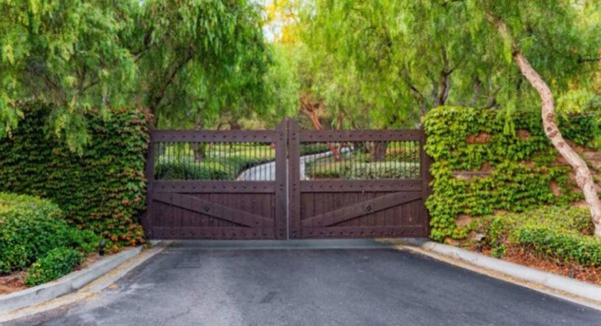 La vivienda se sitúa al final de un callejón y la entrada queda precedida de un largo camino rodeado de árboles, lo que le confiere un extra de privacidad, muy valorada por la pareja. -