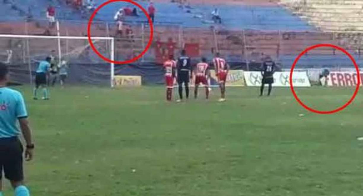 El asistente 1 Gerson Matute recibió una pedrada por parte de un aficionado del Vida luego de que el central Erick Andino sancionó un penal a favor del Juticalpa. Este fue el momento en que el línea fue agredido.