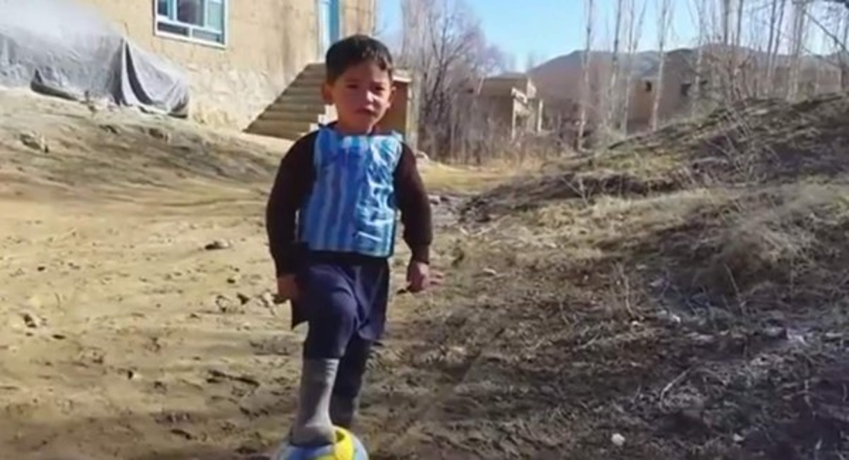 En una entrevista con EFE, el hermano de Murtaza detalló el calvario de la familia que debió huir de su pueblo en el sur de Afganistán por una ofensiva de los talibanes, luego de que conociera Messi.