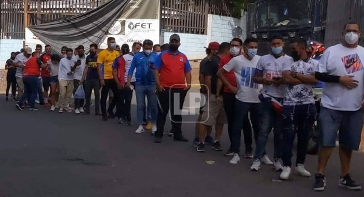 Largas filas para entrar al estadio Nacional para el clásico Motagua-Olimpia.