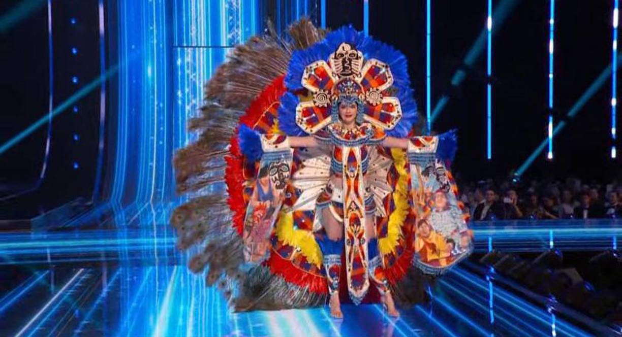 Logra exuberancia a partir de 14 mil cristales acrílicos en forma de flecos, unos 1500 cristales acrílicos de forma redonda y ovalada en tonos rojo, azul y turquesa, y 200 cristales de vidrio cortado en tonalidades tornasol, dorado y plata. Para intensificar el dramatismo, el traje de fantasía de Miss Honduras Universo 2023 incluye 900 plumas de ganso y alrededor de 700 plumas de pavo real, añadiendo un elemento adicional de atracción.