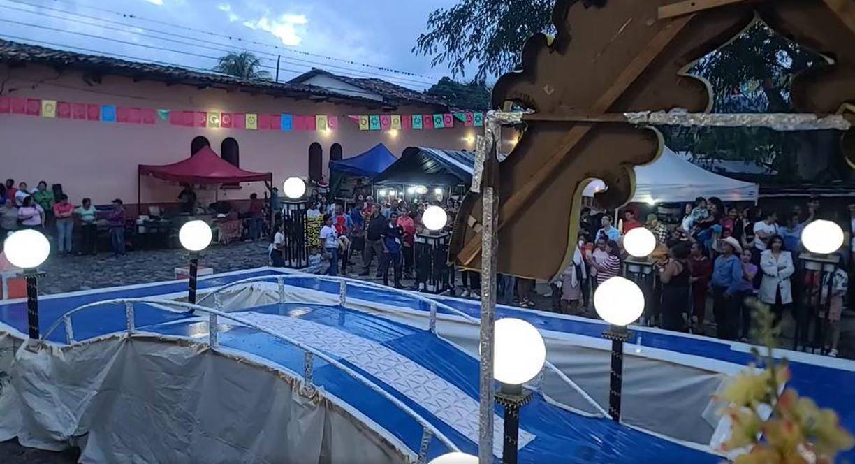 “Dice que una señora le tocó el pecho y desde allí ella se empezó a sentir mal, pero cuando ella se arregló, nos fuimos al lugar donde iba a empezar lo de la feria. Íbamos bien y en ningún momento yo la dejé sola, en ningún momento ella tomó nada que le diera alguien”, mencionó.