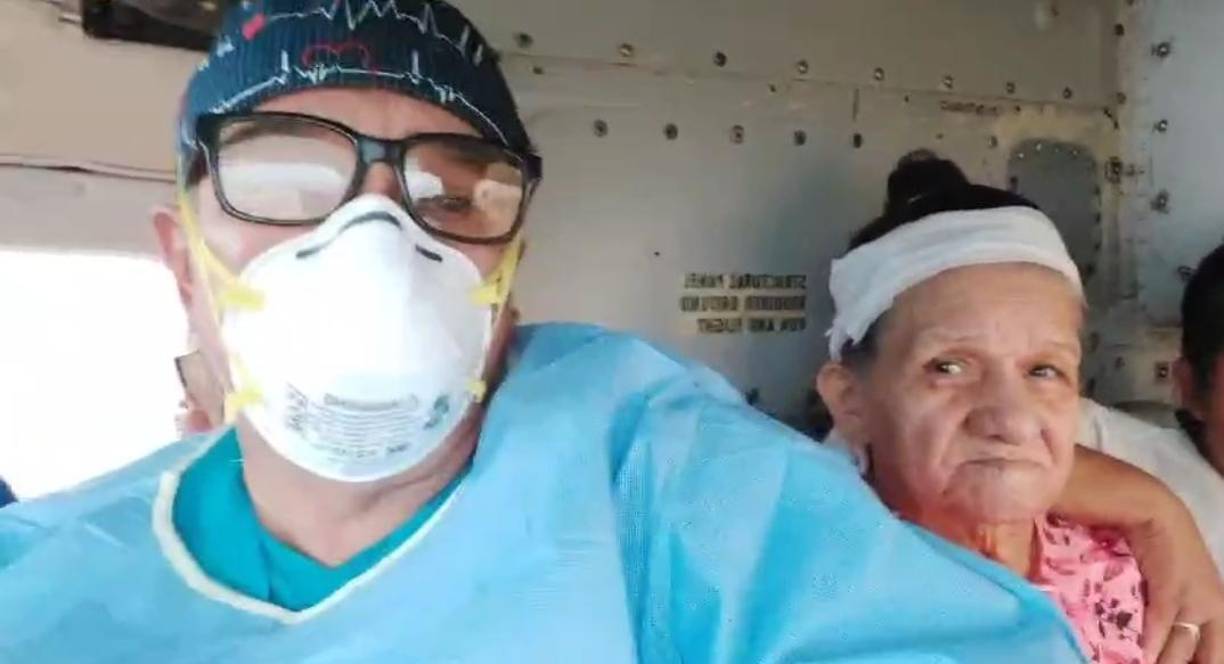 El doctor Florentino Martínez de Copeco evaluó a doña Rosa Villanueva y la acompañó en el recorrido hacia La Ceiba en el helicóptero. 