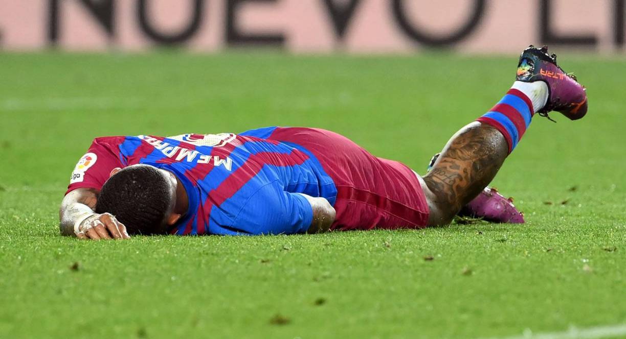 Memphis Depay, tirado en el suelo tras una ocasión del Barcelona.