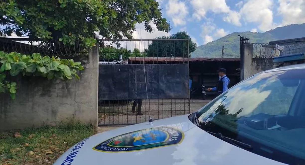 La Policía llegó al lugar del crimen para comenzar las investigaciones.