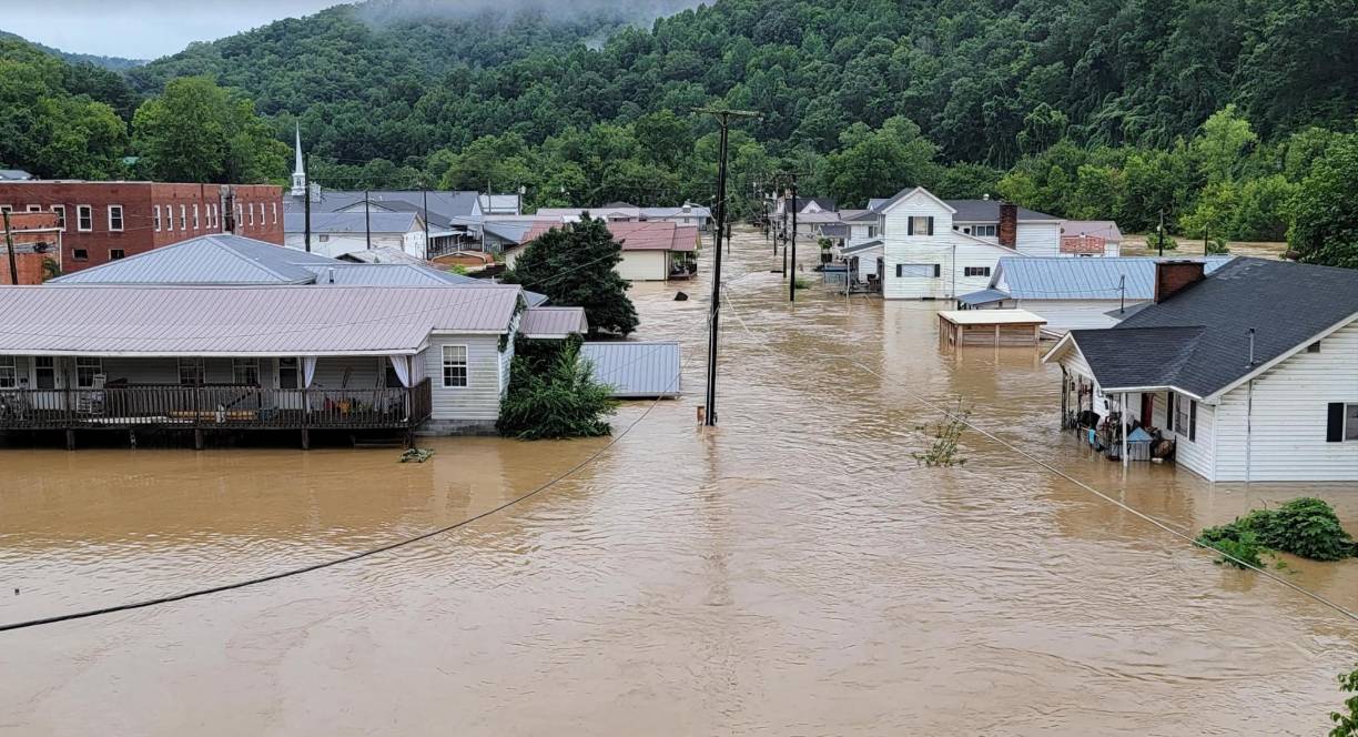 El estado de Kentucky (EEUU) está sufriendo “unas de las inundaciones más devastadoras de su historia” debido a las lluvias torrenciales que se han registrado en el este del estado sureño, informó este jueves el gobernador Andy Beshear.