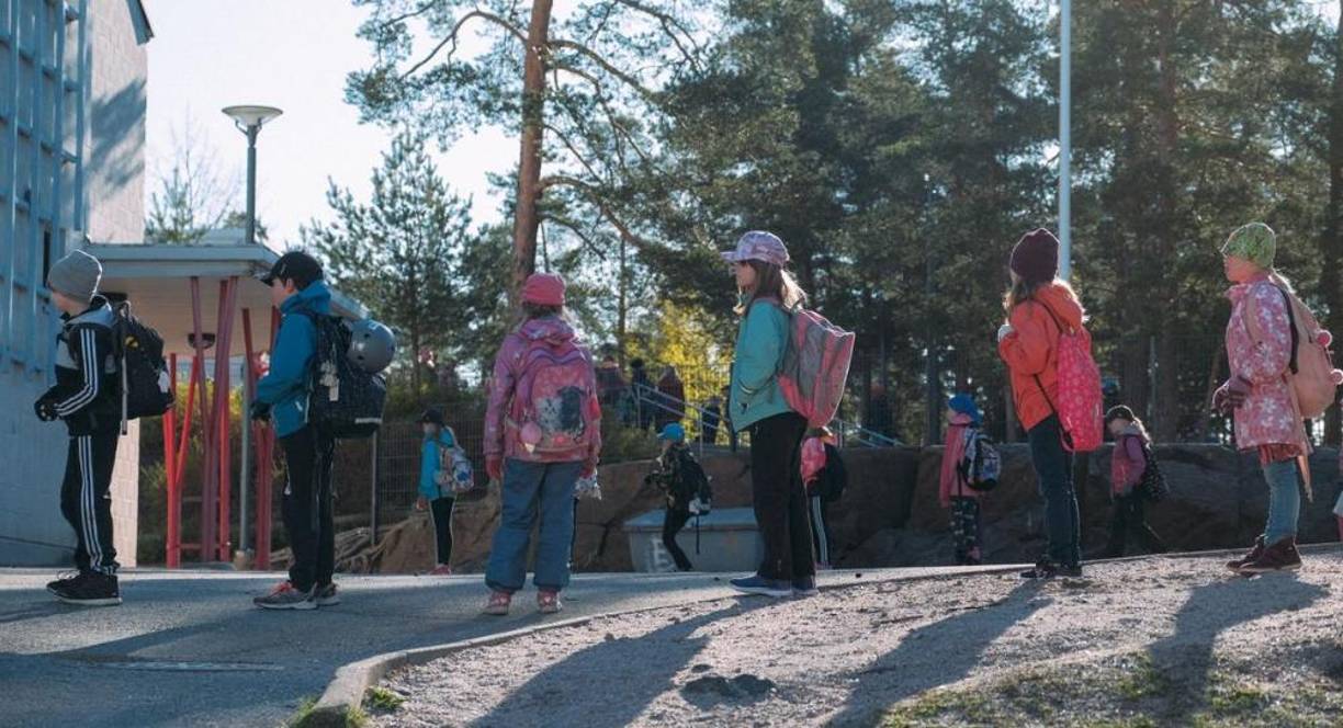 El Informe Mundial sobre la <b>Felicidad</b>, que fue publicado por primera vez en 2012 se basa en las evaluaciones que hacen las propias personas sobre su situación, su bienestar económico e indicadores sociales. 