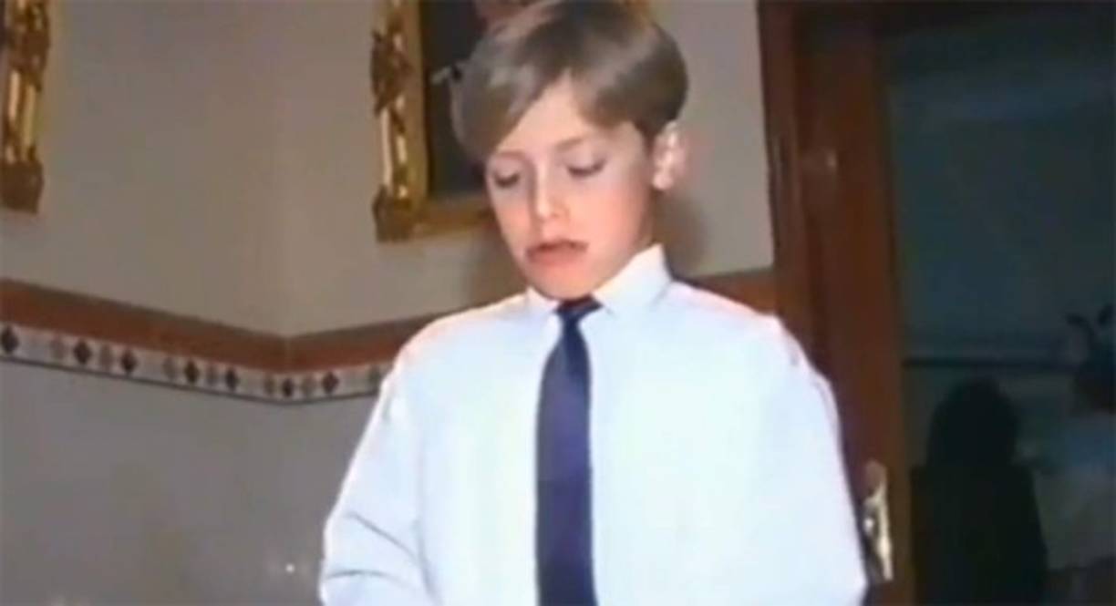 Ángela Ponce nació en Sevilla y también nació siendo del sexo masculino, aunque siempre sintió que era niña, por ejemplo cuando hizo su primera comunión lo hizo vestida de almirante y narra para la agencia EFE que lo hizo 'feliz' ya que no sabía que en algún momento podría convertirse en mujer.<br/><br/>Fue hasta los 11 años que supo qué era la transexualidad y a partir de ahí comenzó su lucha por convertirse en 'quien realmente soy', afirma Ángela.<br/><br/>Luego de un largo camino, fue hasta abril 2014 que pudo realizar por completo su cambio de sexo, y es la propia Ángela quien afirma que siempre tuvo el apoyo de su familia.<br/>