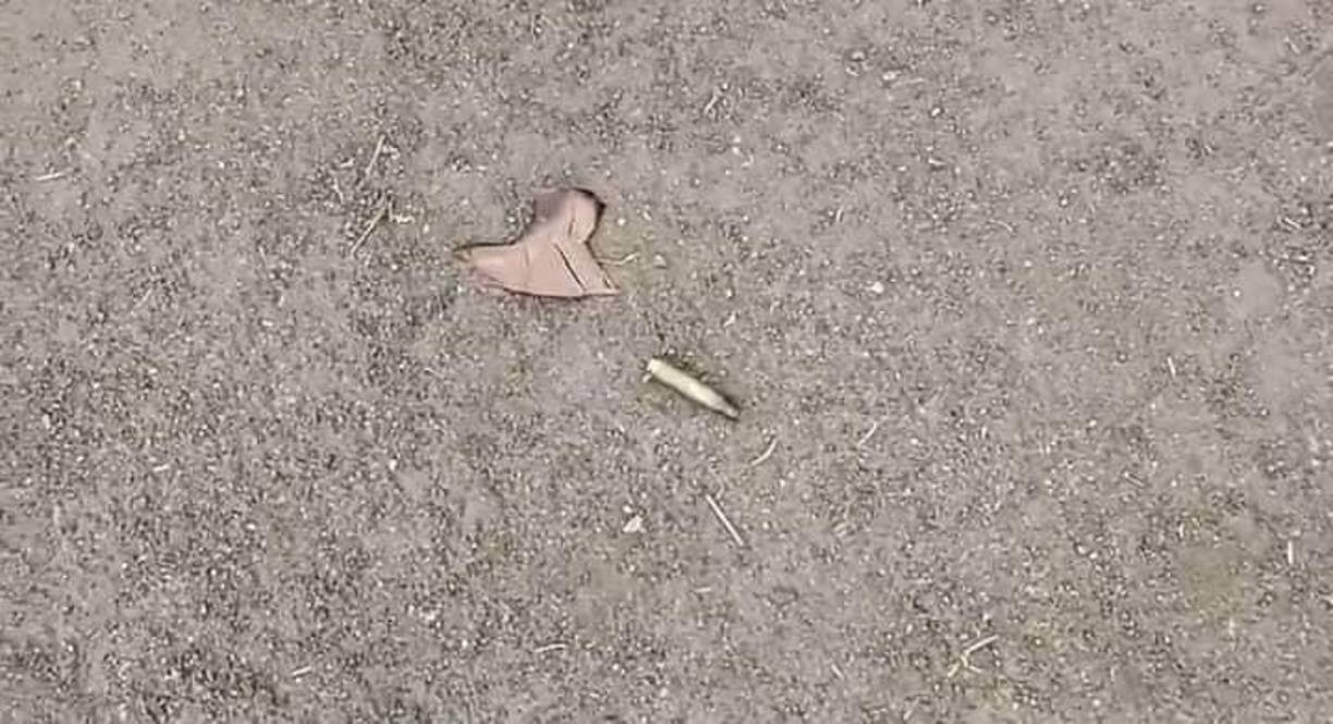 Sobre la cancha de fútbol quedaron algunos casquillos de bala. 