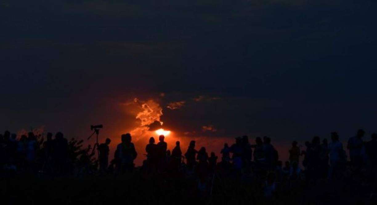 En Túnez, más de 2,000 personas se congregaron en la Ciduad de las Ciencias de la capital para admirar el eclipse.