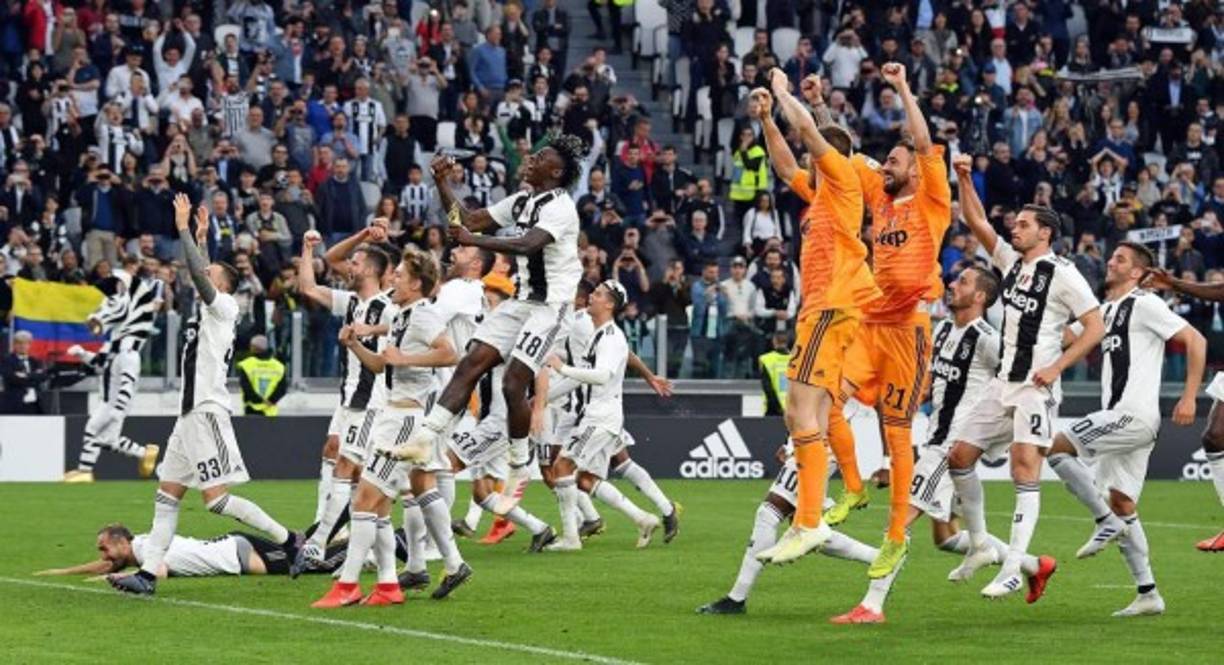 Los jugadores de la Juventus celebraron el título con sus aficionados en el Allianz Arena.