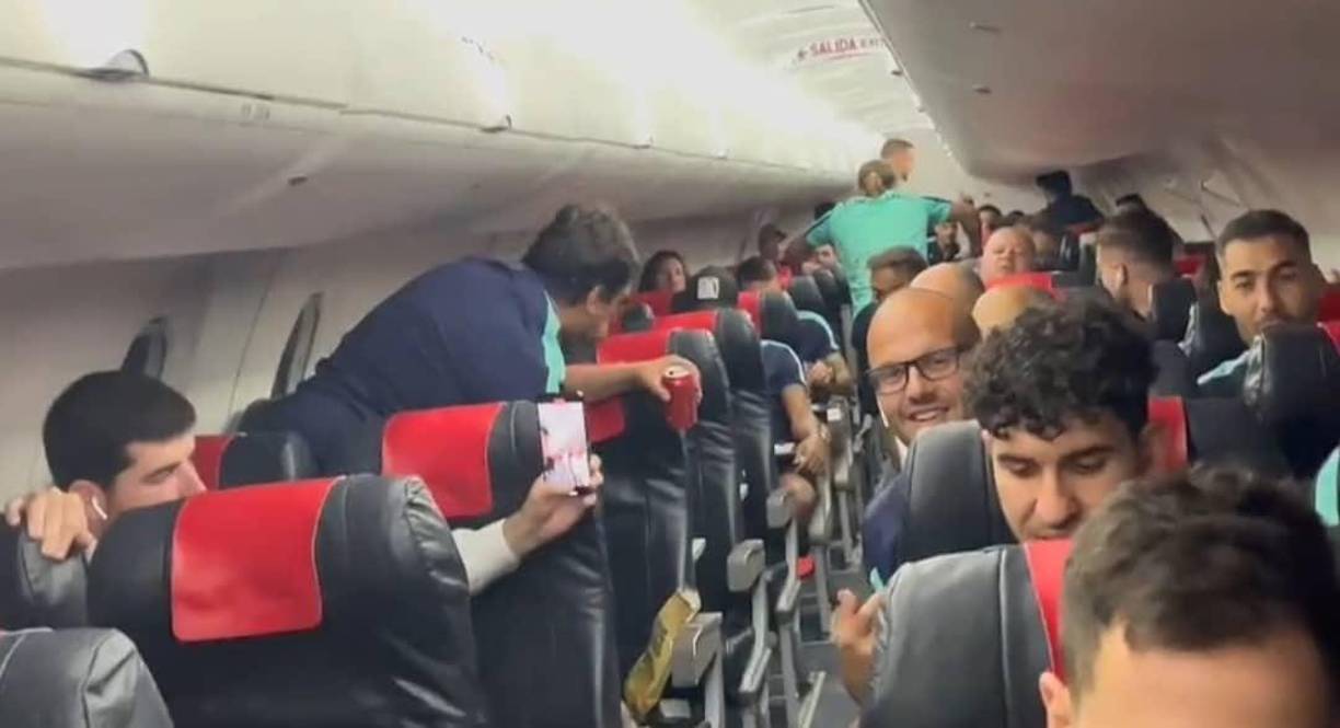 Tras el triunfo, la plantilla del Cádiz se desplazó a la ciudad en donde estaba siendo esperado por la afición del equipo.