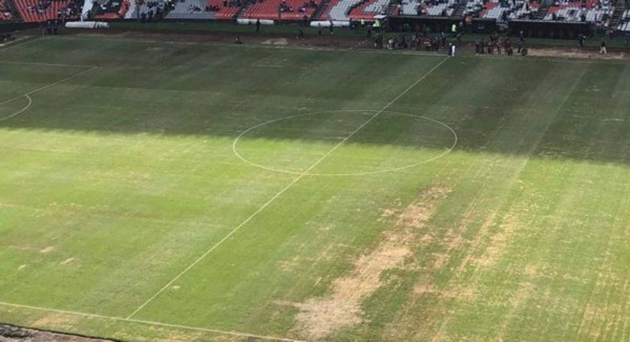 Buscando adaptarse a la tecnología de los inmuebles más modernos del planeta, en julio pasado el Estadio Azteca anunció que retiraría su impecable césped para darle entrada al pasto híbrido, utilizado por PSG, Barcelona, Real Madrid, Liverpool y otros poderosos equipos. FOTO @MXESTADIOS