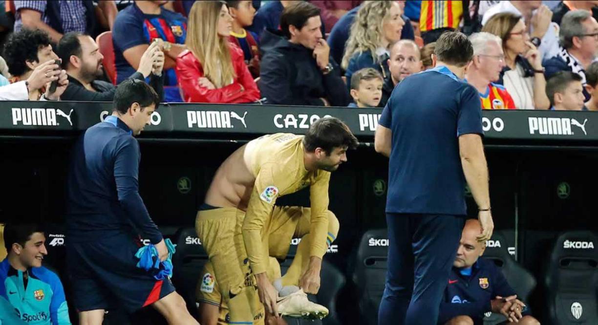 Su actitud en el banquillo - Otro de los motivos es la imagen de Piqué como suplente. Sus últimos partidos, los pitos de la afición y el episodio de Mestalla (estaba en el banco de suplentes sin medias y tacos) no le dejaban en buen lugar. Decidió irse ahora para no quedar tan mal parado ante la afición.