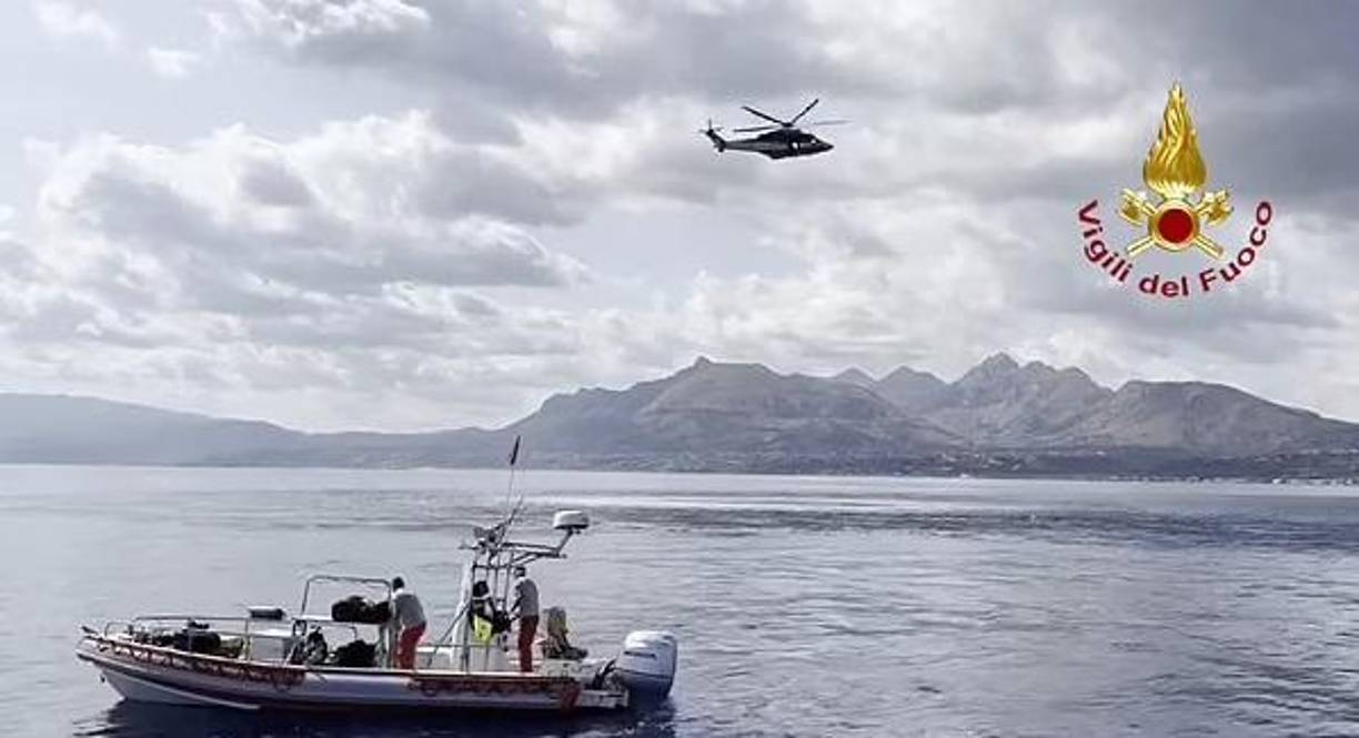 La madre de la niña explicó a los médicos que las atendieron que, mientras dormía, la embarcación volcó y se encontraron en el agua y que durante algunos segundos perdió a la niña en el mar, pero luego inmediatamente la volvió a coger.