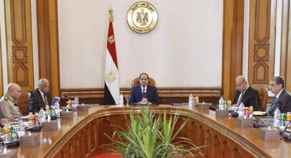 El presidente egipcio, Abdel Fattah Al Sisi (c), preside una reunión del Consejo de Seguridad Nacional en El Cairo.