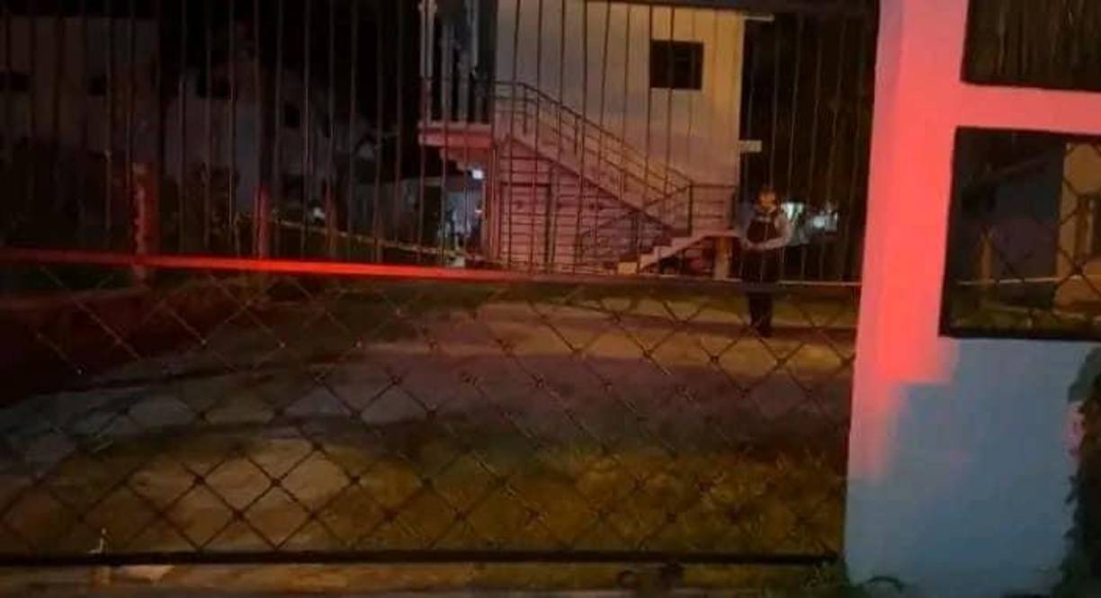 La Policía Nacional llegó y acordonó la escena. Posteriormente, personal de Medicina Forense hizo el levantamiento y trasladó el cuerpo a la morgue de San Pedro Sula.