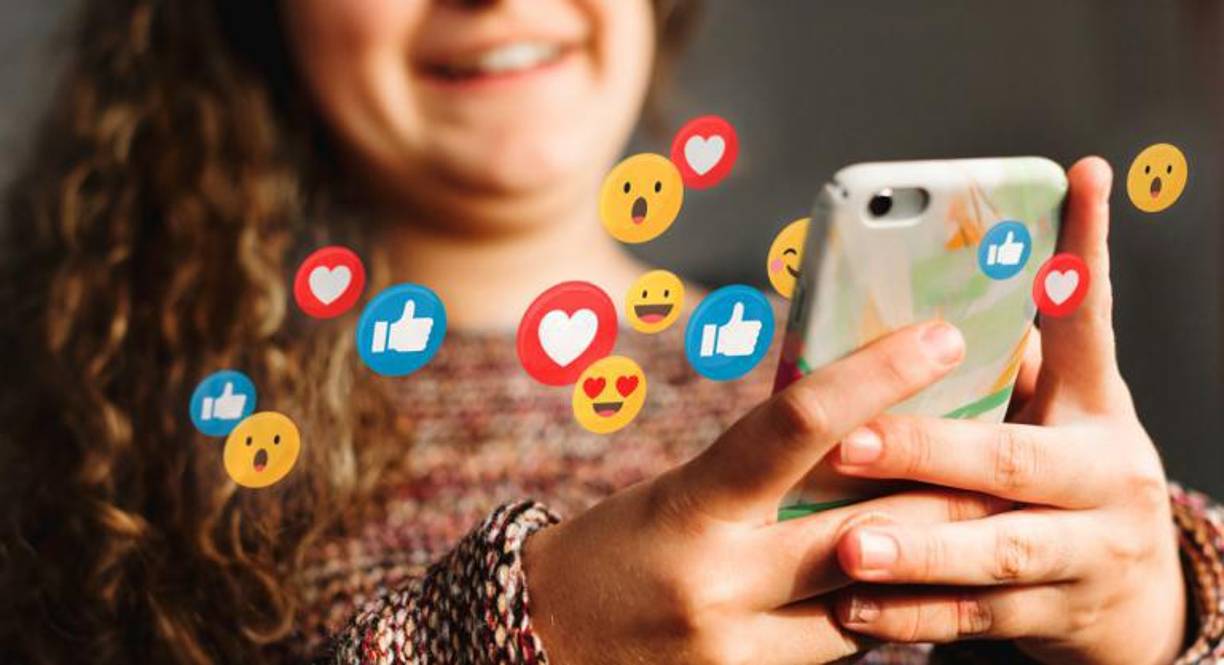 3) Modele las conductas adecuadas. “Como padres, en última instancia, solo se tiene control sobre uno mismo”, apuntó Sarah Voyer, trabajadora social principal de la División de Psiquiatría del Hospital Pediátrico de Los Ángeles. “Ser concienzudo con sus propias conductas, ya sea el uso del teléfono o la dieta y la salud, es una parte importante de la crianza. Si hace algo hipócrita, lo verán”. 