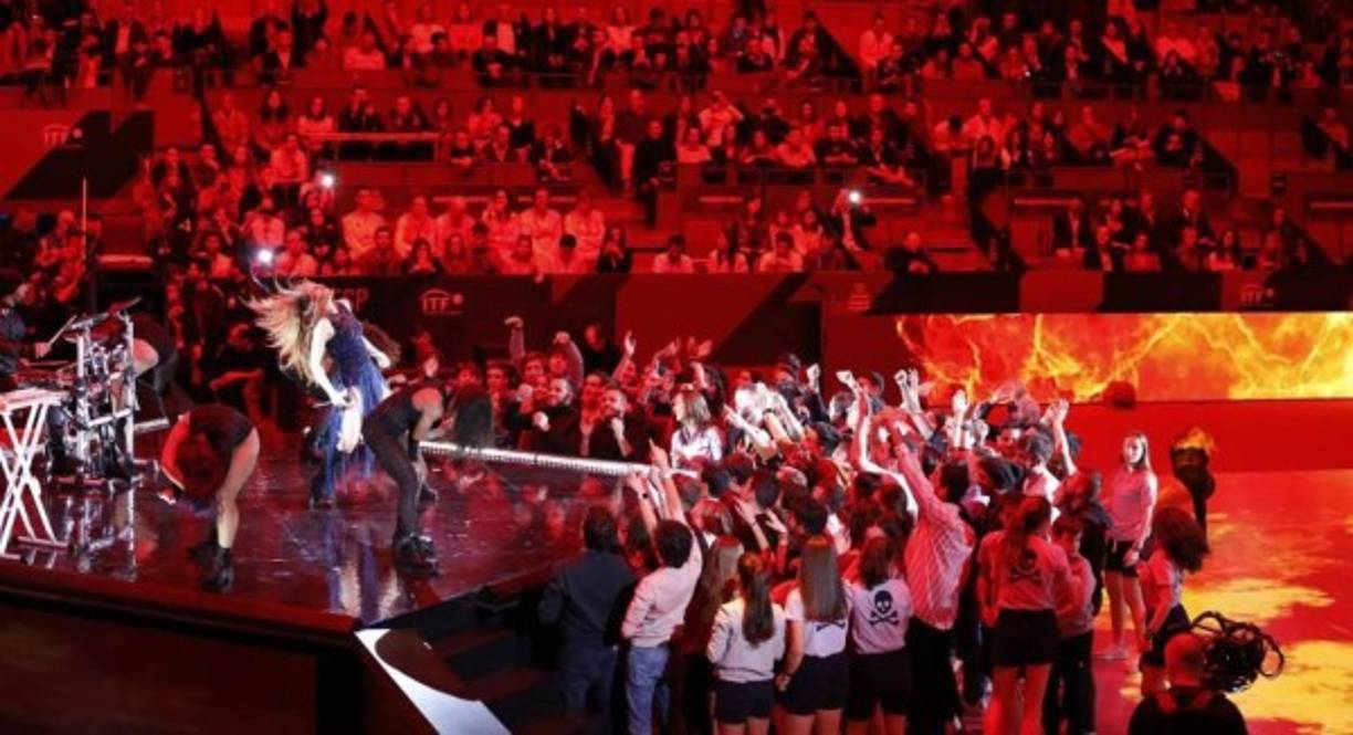 La actuación de Shakira era muy esperada y muchos de los presentes en la Caja, que se encontraban en sus aledaños comiendo o disfrutando de los diferentes stands, corrieron a sus asientos ante la llamada de megafonía para ocupar sus plazas.