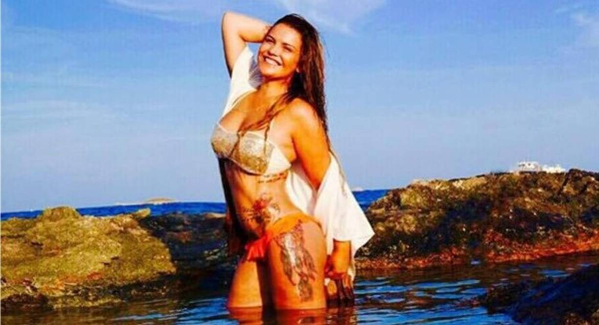 Uno de sus pasartiempos favoritos es disfruta del mar.