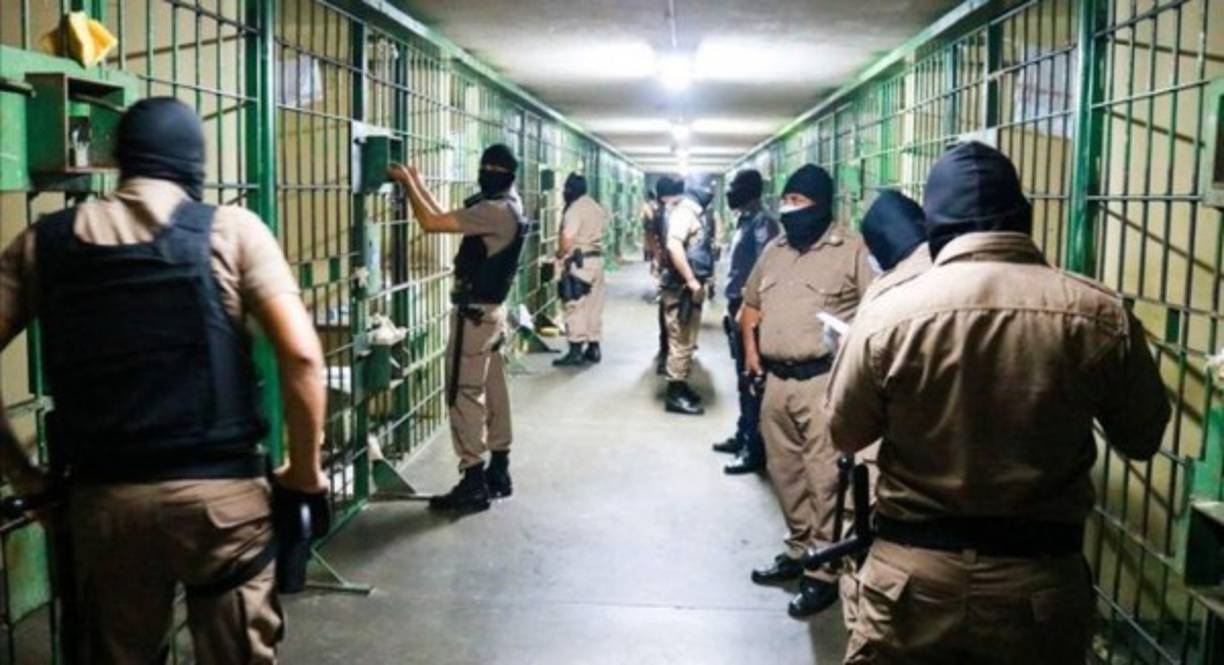 Las pandillas, un fenómeno considerado como herencia de la guerra civil (1980-1992) y que se fortaleció con la deportación de pandilleros de Estados Unidos, han resistido a diferentes planes de seguridad de encarcelamiento masivo, confrontación directa y diálogo de los últimos cuatro Gobiernos.