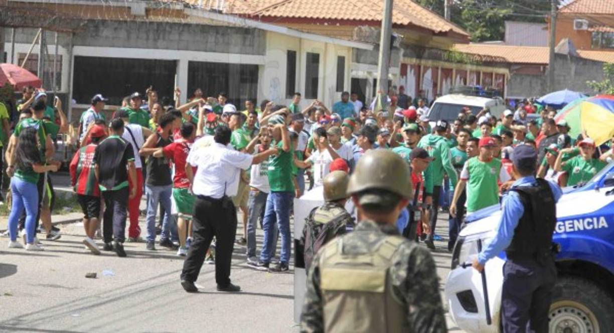 Con piedras, palos y otros tipos de proyectiles para dañar al contrario, los enardecidos fanáticos mantuvieron la trifulca por varios minutos .