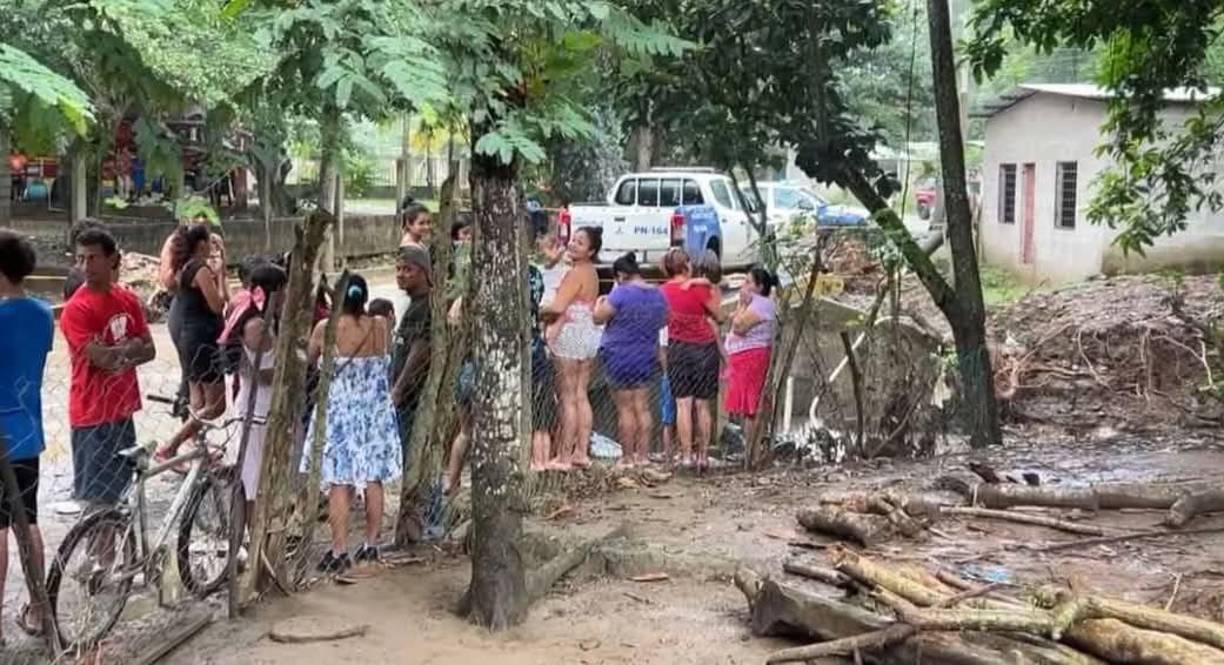 Los pobladores del lugar informaron que en la mañana lograron ver las manos, los pies y la cabeza de la niña, por lo que alertaron a las autoridades.