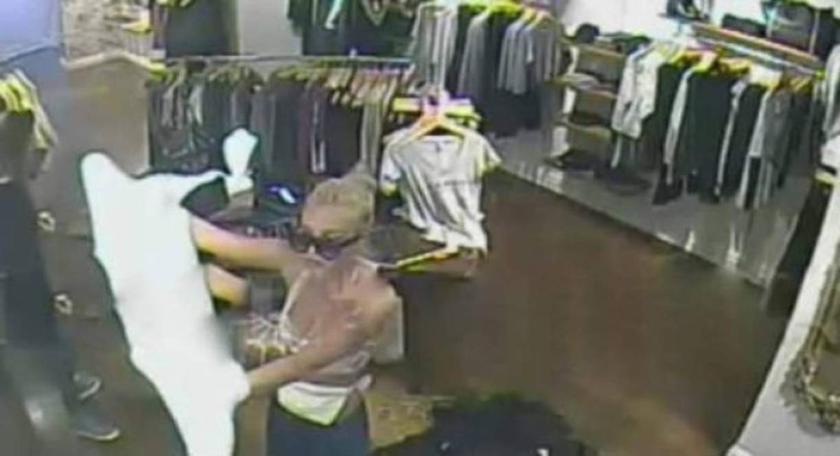 La actriz se defendió diciendo que se llevó el sombrero para taparse de los paparazzi. La tienda no presentó cargos, pero las imágenes de ella fueron filtradas.