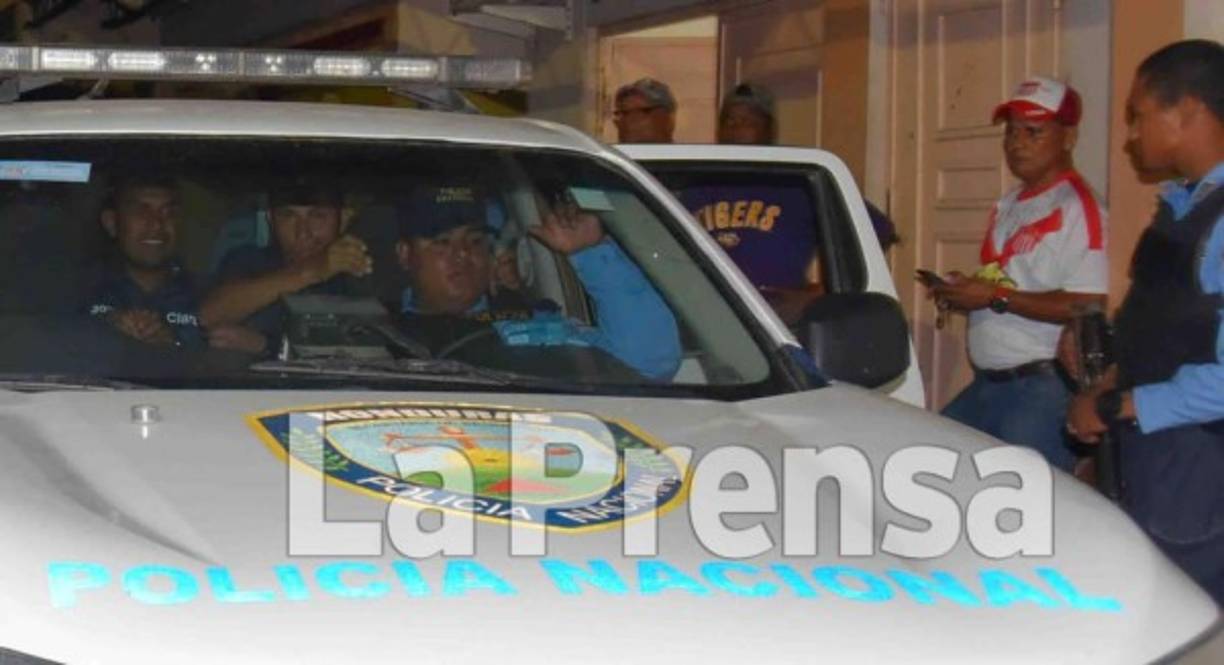 En una patrulla de la policía nacional fueron trasladados los árbitros.