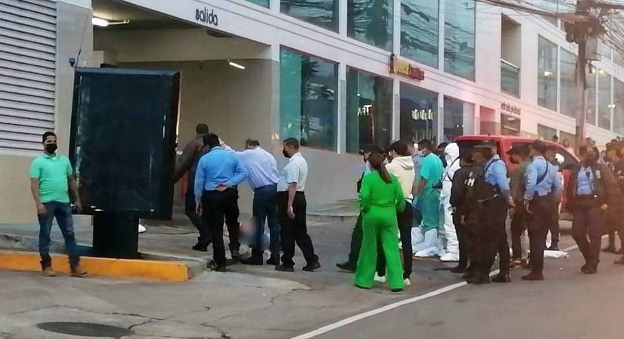 Los cuerpos de las víctimas quedaron tendidos sobre el bulevar.