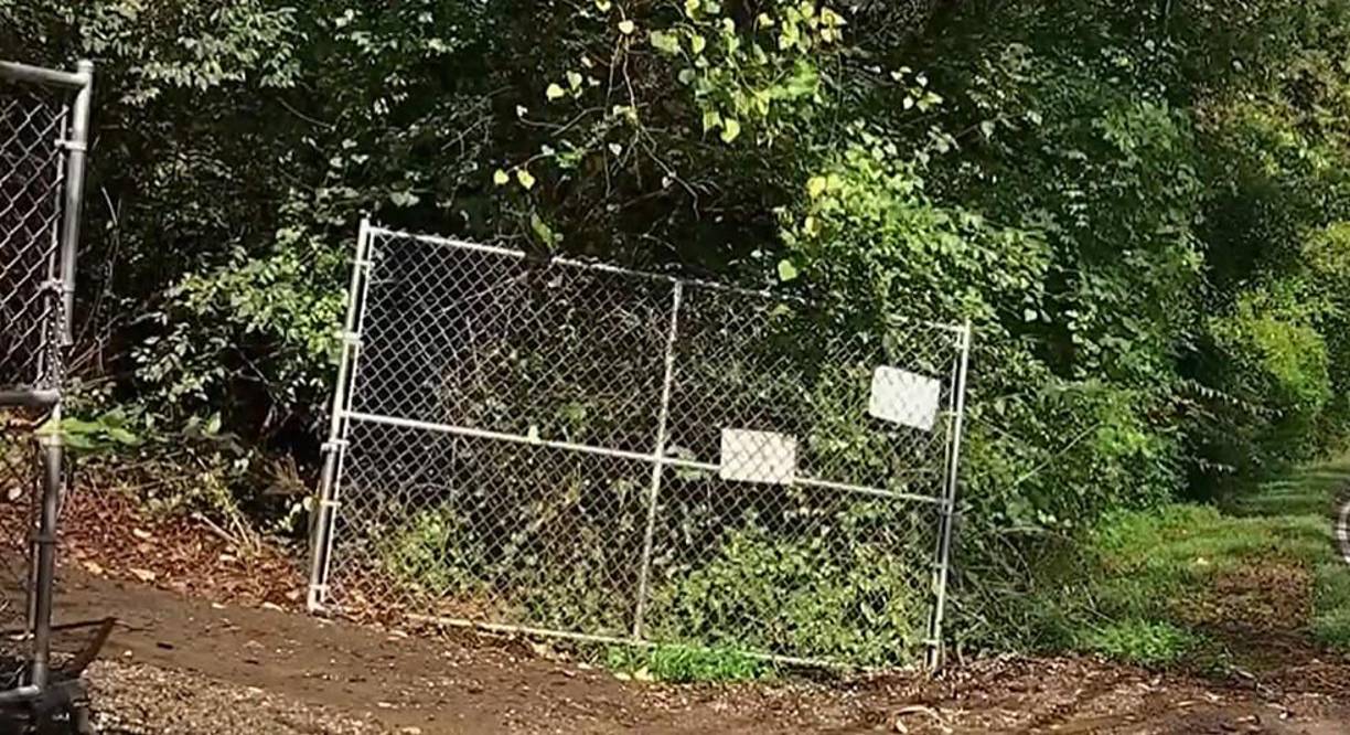 Las autoridades revelaron varios de los tatuajes del cuerpo de la víctima habían sido cortados y que el hombre murió a causa de múltiples heridas de bala.