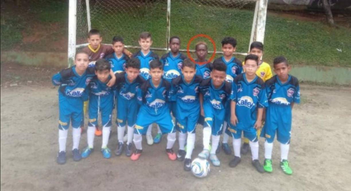 Aquí en una foto de su equipo. “Es un Faustino Asprilla miniatura, es pícaro, muy inteligente para jugar fútbol. Tiene buena pegada con pierna zurda. 