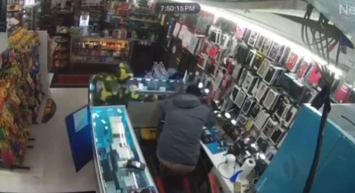 La situación escaló rápidamente cuando uno de los empleados repelió el ataque, hiriendo a Juárez y disparando fatalmente contra Batiz en un acto de defensa propia. 