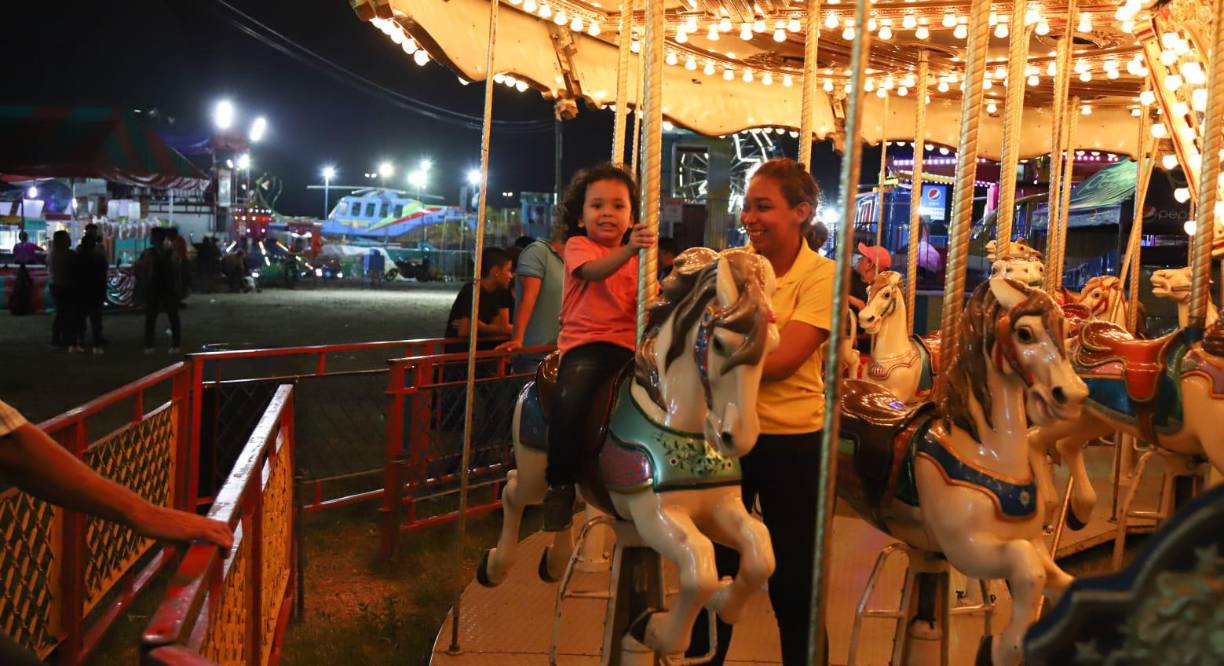 En la Plaza Juniana los sampedranos podrán disfrutas de música en vivo y comidas típicas.