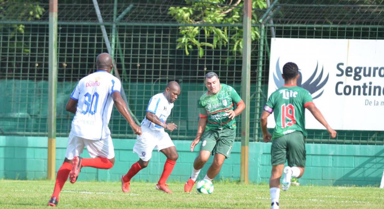 Tyson Núñez ingresó de cambio en el primer tiempo y demostró sus buenas condiciones. En la imagen es marcado por el exdefensor Darwin Pacheco.