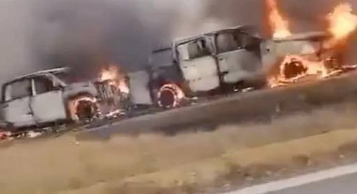 Imágenes en redes sociales muestran los vehículos afectados por los narcobloqueos.