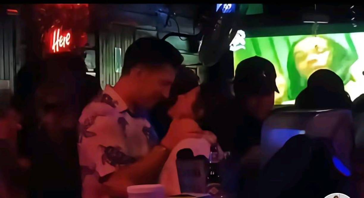 Se le has visto acaramelados en su más reciente visita a la isla de Roatán, donde fueron grabados infraganti por fanáticos que los vieron dándose unos besos y bailando. 