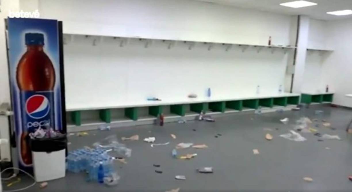 Sucio y desordenado: Así quedó el vestuario que utilizó el FC Barcelona en el partido contra el Slavia de Praga.