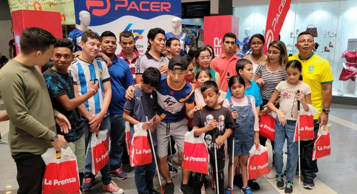 Asimismo, Shin aprovechó para tomarse fotografías con algunos de los competidores de diferentes edades en la categoría especial de no videntes.