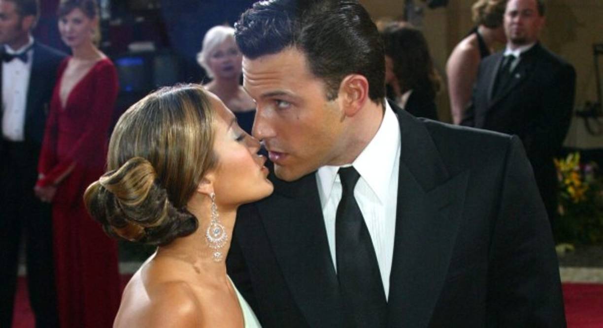 Jennifer López y Ben Affleck son tendencia después de haber sido captados dándose un apasionado beso, lo que confirmaría su reconciliación después de 17 años de haberse separado. Pero, ¿qué pasó en aquel entonces cuando Ben decidió romper su compromiso matrimonial con la Diva del Bronx?
